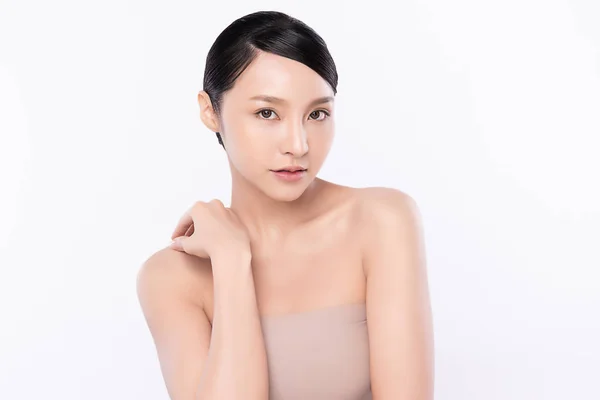 Porträtt vacker ung asiatisk kvinna ren fräsch naken hud koncept. Asiatisk flicka skönhet ansikte hudvård och hälsa wellness, Ansiktsbehandling, Perfekt hud, Naturlig makeup, på vit bakgrund. — Stockfoto