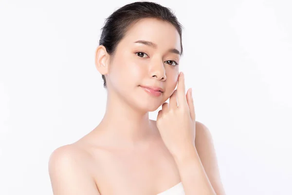 Porträt schöne junge Asiatin saubere frische nackte Haut Konzept. asiatische Mädchen Schönheit Gesichtspflege und Gesundheit Wellness, Gesichtsbehandlung, perfekte Haut, natürliches Make-up, auf weißem Hintergrund. — Stockfoto