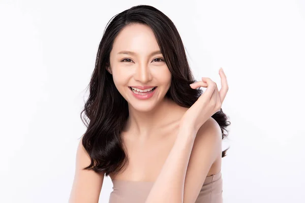 Porträt schöne junge Asiatin saubere frische nackte Haut Konzept. asiatische Mädchen Schönheit Gesichtspflege und Gesundheit Wellness, Gesichtsbehandlung, perfekte Haut, natürliches Make-up, auf weißem Hintergrund. — Stockfoto