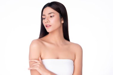 Güzel, genç Asyalı bir kadının portresi temiz, çıplak deri konsepti. Asyalı güzel kız yüz derisi ve sağlık, yüz bakımı, mükemmel cilt, doğal makyaj, beyaz arka plan..