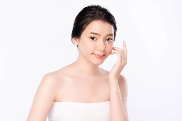 รูปภาพสาวสวยเอเชียผู้หญิงทําความสะอาดแนวคิดผิวเปลือยสด สาวเอเชียหน้าสวยดูแลผิวและสุขภาพ, การรักษาใบหน้า, ผิวที่สมบูรณ์แบบ, เครื่องสําอางธรรมชาติ, บนพื้นหลังสีขาว . — ภาพถ่ายสต็อก
