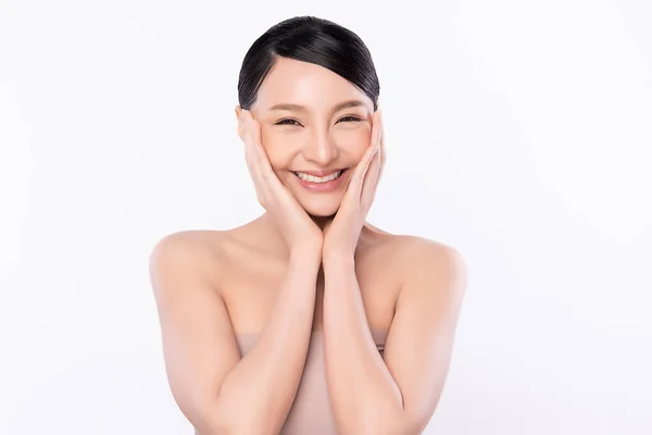 Portrett vakker, ung asiatisk kvinne, rent, ferskt hudkonsept. Asiatisk skjønnhetsansikt hudpleie og helse, ansiktsbehandling, perfekt hud, naturlig sminke, på hvit bakgrunn . – stockfoto