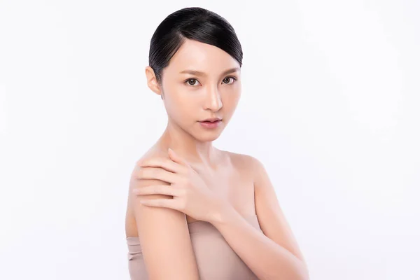 Retrato bonito jovem asiático mulher limpa fresco nu pele conceito. Menina asiática beleza rosto cuidados com a pele e bem-estar, tratamento facial, pele perfeita, maquiagem natural, no fundo branco . — Fotografia de Stock