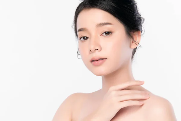 Porträt schöne junge Asiatin saubere frische nackte Haut Konzept. asiatische Mädchen Schönheit Gesichtspflege und Gesundheit Wellness, Gesichtsbehandlung, perfekte Haut, natürliches Make-up, auf weißem Hintergrund. — Stockfoto