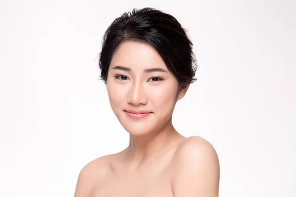 Porträt schöne junge Asiatin saubere frische nackte Haut Konzept. asiatische Mädchen Schönheit Gesichtspflege und Gesundheit Wellness, Gesichtsbehandlung, perfekte Haut, natürliches Make-up, auf weißem Hintergrund. — Stockfoto