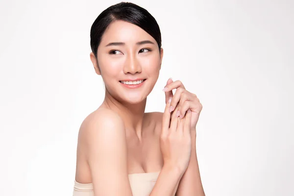 Potret wanita Asia muda yang cantik konsep kulit telanjang bersih. Gadis Asia kecantikan wajah skincare dan kesehatan kesehatan, perawatan wajah, kulit yang sempurna, makeup alami, di latar belakang putih . — Stok Foto