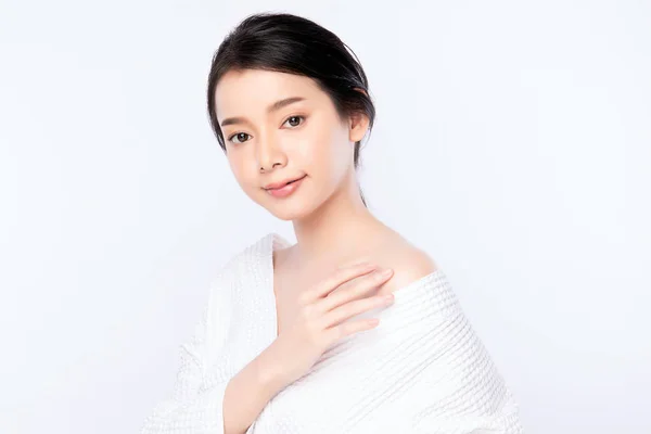 Portrét krásná mladá asijská žena čisté svěží holé kůže koncept. Asijské dívka krása tvář péče o pleť a zdraví wellness, péče o obličej, Dokonalá pleť, Přírodní make-up, na bílém pozadí. — Stock fotografie