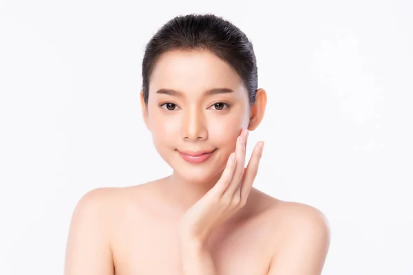 Potret wanita Asia muda yang cantik konsep kulit telanjang bersih. Gadis Asia kecantikan wajah skincare dan kesehatan kesehatan, perawatan wajah, kulit yang sempurna, makeup alami, di latar belakang putih . — Stok Foto