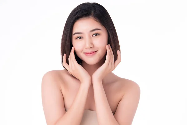 깨끗 한 피부를 가진 아름다운 젊은 아시아 여성. 얼굴 관리, 안면 치료, 흰 배경, 미, 화장품 컨셉 — 스톡 사진