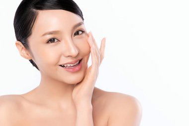 Güzel, genç Asyalı bir kadının portresi temiz, çıplak deri konsepti. Asyalı güzel kız yüz derisi ve sağlık, yüz bakımı, mükemmel cilt, doğal makyaj, beyaz arka plan..