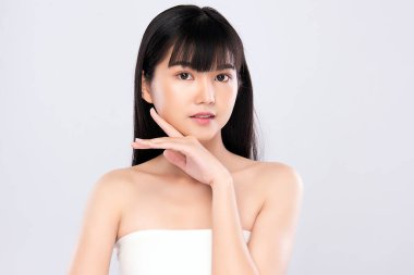 Güzel, genç Asyalı bir kadının portresi temiz, çıplak deri konsepti. Asyalı güzel kız yüz derisi ve sağlık, yüz bakımı, mükemmel cilt, doğal makyaj, beyaz arka plan..