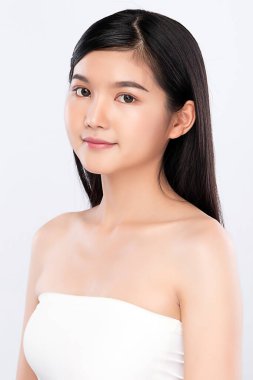 Güzel, genç Asyalı bir kadının portresi temiz, çıplak deri konsepti. Asyalı güzel kız yüz derisi ve sağlık, yüz bakımı, mükemmel cilt, doğal makyaj, beyaz arka plan..