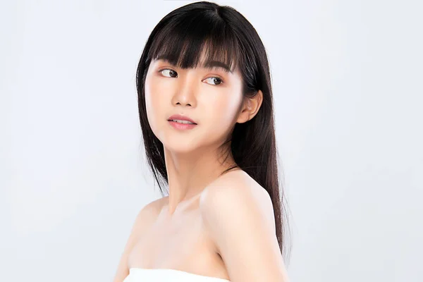 形象美丽的年轻亚洲女人洁净新鲜裸露的皮肤概念 亚洲女孩美容美发面对肌肤护理与健康 面部护理 完美肌肤 自然妆容 白种人背景 — 图库照片