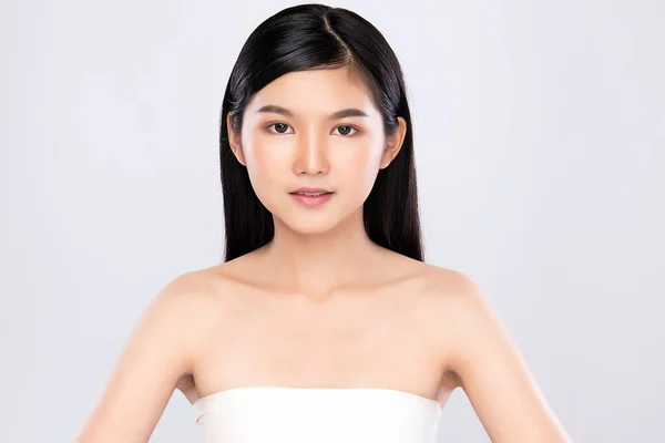形象美丽的年轻亚洲女人洁净新鲜裸露的皮肤概念 亚洲女孩美容美发面对肌肤护理与健康 面部护理 完美肌肤 自然妆容 白种人背景 — 图库照片