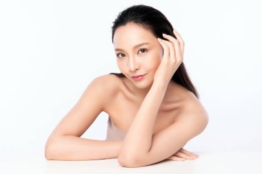 Temiz ciltli güzel bir Asyalı kadın. Yüz bakımı, yüz bakımı, kozmetik, güzellik ve sağlıklı cilt ve kozmetik konsepti. Beyaz arka planda izole edilmiş güzel kadın teni..