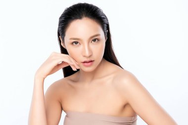 Temiz ciltli güzel bir Asyalı kadın. Yüz bakımı, yüz bakımı, kozmetik, güzellik ve sağlıklı cilt ve kozmetik konsepti. Beyaz arka planda izole edilmiş güzel kadın teni..