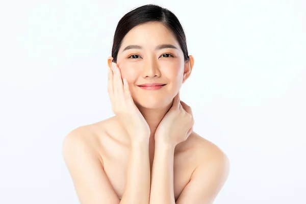 Temiz ciltli güzel bir Asyalı kadın. Yüz bakımı, yüz bakımı, kozmetik, güzellik ve sağlıklı cilt ve kozmetik konsepti. Beyaz arka planda izole edilmiş güzel kadın teni..