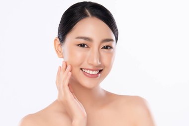 Temiz ciltli güzel bir Asyalı kadın. Yüz bakımı, yüz bakımı, kozmetik, güzellik ve sağlıklı cilt ve kozmetik konsepti. Beyaz arka planda izole edilmiş güzel kadın teni..