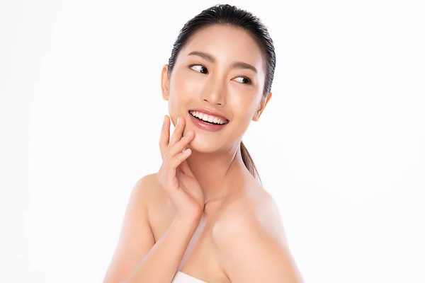 Temiz ciltli güzel bir Asyalı kadın. Yüz bakımı, yüz bakımı, kozmetik, güzellik ve sağlıklı cilt ve kozmetik konsepti. Beyaz arka planda izole edilmiş güzel kadın teni..