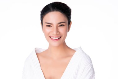 Temiz ciltli güzel bir Asyalı kadın. Yüz bakımı, yüz bakımı, kozmetik, güzellik ve sağlıklı cilt ve kozmetik konsepti. Beyaz arka planda izole edilmiş güzel kadın teni..