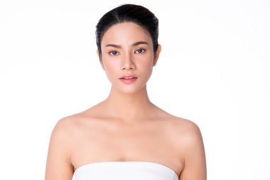 Temiz ciltli güzel bir Asyalı kadın. Yüz bakımı, yüz bakımı, kozmetik, güzellik ve sağlıklı cilt ve kozmetik konsepti. Beyaz arka planda izole edilmiş güzel kadın teni..