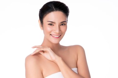 Temiz ciltli güzel bir Asyalı kadın. Yüz bakımı, yüz bakımı, kozmetik, güzellik ve sağlıklı cilt ve kozmetik konsepti. Beyaz arka planda izole edilmiş güzel kadın teni..