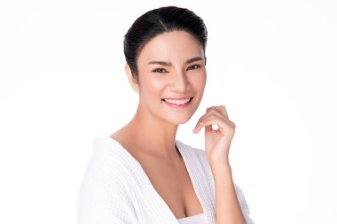 Temiz ciltli güzel bir Asyalı kadın. Yüz bakımı, yüz bakımı, kozmetik, güzellik ve sağlıklı cilt ve kozmetik konsepti. Beyaz arka planda izole edilmiş güzel kadın teni..