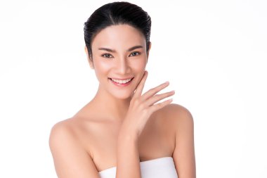 Temiz ciltli güzel bir Asyalı kadın. Yüz bakımı, yüz bakımı, kozmetik, güzellik ve sağlıklı cilt ve kozmetik konsepti. Beyaz arka planda izole edilmiş güzel kadın teni..