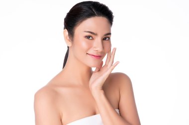 Temiz ciltli güzel bir Asyalı kadın. Yüz bakımı, yüz bakımı, kozmetik, güzellik ve sağlıklı cilt ve kozmetik konsepti. Beyaz arka planda izole edilmiş güzel kadın teni..