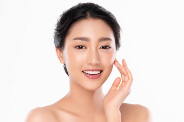 Temiz ciltli güzel bir Asyalı kadın. Yüz bakımı, yüz bakımı, kozmetik, güzellik ve sağlıklı cilt ve kozmetik konsepti, beyaz arka planda izole edilmiş kadın güzelliği.