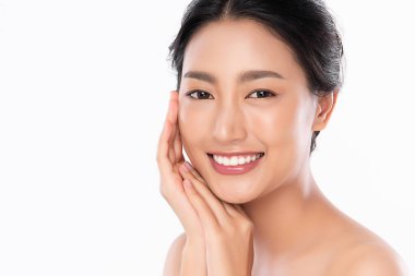 Temiz ciltli güzel bir Asyalı kadın. Yüz bakımı, yüz bakımı, kozmetik, güzellik ve sağlıklı cilt ve kozmetik konsepti, beyaz arka planda izole edilmiş kadın güzelliği.