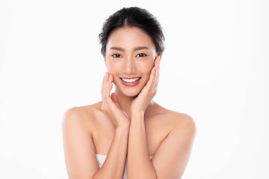 Temiz ciltli güzel bir Asyalı kadın. Yüz bakımı, yüz bakımı, kozmetik, güzellik ve sağlıklı cilt ve kozmetik konsepti, beyaz arka planda izole edilmiş kadın güzelliği.