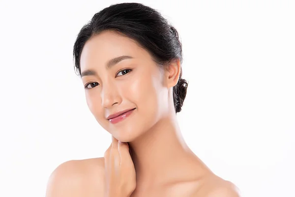 年轻美丽的亚洲女人 皮肤清澈清新 面部护理 面部护理 美容美感 健康的皮肤和化妆品观念 以白种人为背景的女性美的皮肤 — 图库照片