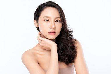 Temiz ciltli güzel bir Asyalı kadın. Yüz bakımı, yüz bakımı, kozmetik, güzellik ve sağlıklı cilt ve kozmetik konsepti, beyaz arka planda izole edilmiş kadın güzelliği.