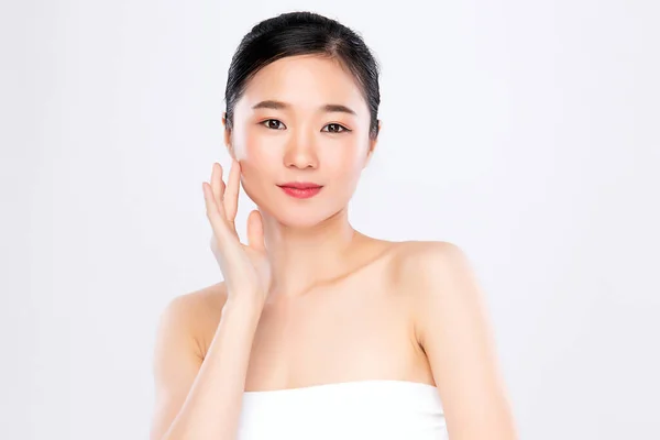 きれいな新鮮な肌を持つ美しい若いアジアの女性 顔のケア 顔の治療 美しさと健康的な肌と化粧品の概念 白い背景に隔離された女性の美しさの肌 — ストック写真