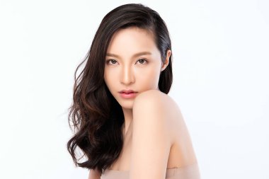Temiz ciltli güzel bir Asyalı kadın. Yüz bakımı, yüz bakımı, kozmetik, güzellik ve sağlıklı cilt ve kozmetik konsepti, beyaz arka planda izole edilmiş kadın güzelliği.