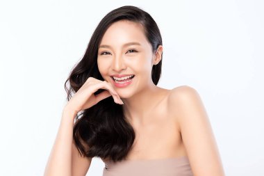 Temiz ciltli güzel bir Asyalı kadın. Yüz bakımı, yüz bakımı, kozmetik, güzellik ve sağlıklı cilt ve kozmetik konsepti, beyaz arka planda izole edilmiş kadın güzelliği.