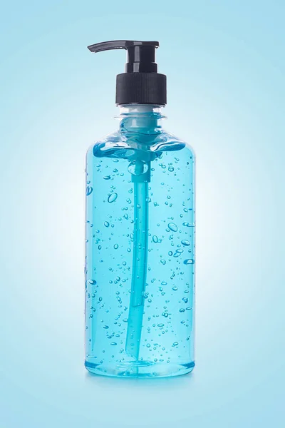 酒精凝胶清洁剂手凝胶清洁剂蓝色背景下的抗菌和病毒清洁剂 洗手以防止Covid 19病毒 — 图库照片