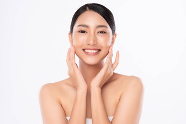 Temiz ciltli güzel bir Asyalı kadın. Yüz bakımı, yüz bakımı, kozmetik, güzellik ve sağlıklı cilt ve kozmetik konsepti, beyaz arka planda izole edilmiş kadın güzelliği.