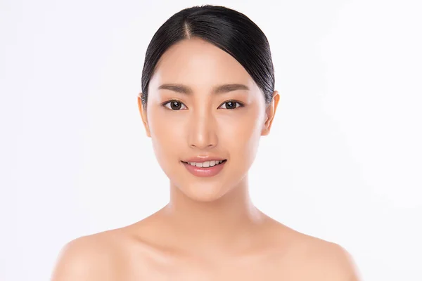 Temiz ciltli güzel bir Asyalı kadın. Yüz bakımı, yüz bakımı, kozmetik, güzellik ve sağlıklı cilt ve kozmetik konsepti, beyaz arka planda izole edilmiş kadın güzelliği.