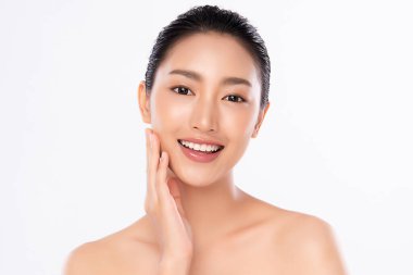 Temiz ciltli güzel bir Asyalı kadın. Yüz bakımı, yüz bakımı, kozmetik, güzellik ve sağlıklı cilt ve kozmetik konsepti, beyaz arka planda izole edilmiş kadın güzelliği.