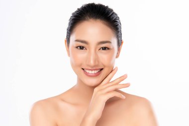 Temiz ciltli güzel bir Asyalı kadın. Yüz bakımı, yüz bakımı, kozmetik, güzellik ve sağlıklı cilt ve kozmetik konsepti, beyaz arka planda izole edilmiş kadın güzelliği.