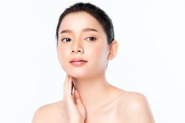 Temiz ciltli güzel bir Asyalı kadın. Yüz bakımı, yüz bakımı, kozmetik, güzellik ve sağlıklı cilt ve kozmetik konsepti, beyaz arka planda izole edilmiş kadın güzelliği.