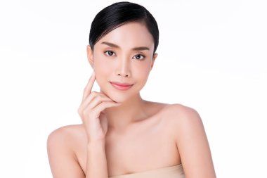 Temiz ciltli güzel bir Asyalı kadın. Yüz bakımı, yüz bakımı, kozmetik, güzellik ve sağlıklı cilt ve kozmetik konsepti, beyaz arka planda izole edilmiş kadın güzelliği.