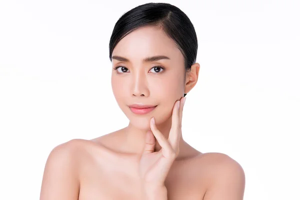 きれいな新鮮な肌を持つ美しい若いアジアの女性 顔のケア 顔の治療 美しさと健康的な肌と化粧品の概念 白い背景に隔離された女性の美しさの肌 — ストック写真
