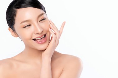 Temiz ciltli güzel bir Asyalı kadın. Yüz bakımı, yüz bakımı, kozmetik, güzellik ve sağlıklı cilt ve kozmetik konsepti, beyaz arka planda izole edilmiş kadın güzelliği.