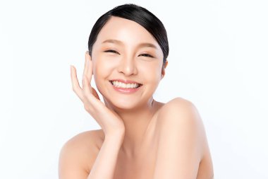 Temiz ciltli güzel bir Asyalı kadın. Yüz bakımı, yüz bakımı, kozmetik, güzellik ve sağlıklı cilt ve kozmetik konsepti, beyaz arka planda izole edilmiş kadın güzelliği.