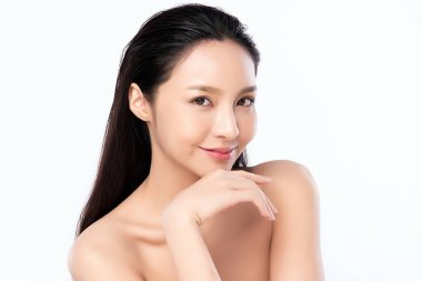 Temiz ciltli güzel bir Asyalı kadın. Yüz bakımı, yüz bakımı, kozmetik, güzellik ve sağlıklı cilt ve kozmetik konsepti, beyaz arka planda izole edilmiş kadın güzelliği.