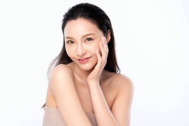 Temiz ciltli güzel bir Asyalı kadın. Yüz bakımı, yüz bakımı, kozmetik, güzellik ve sağlıklı cilt ve kozmetik konsepti, beyaz arka planda izole edilmiş kadın güzelliği.