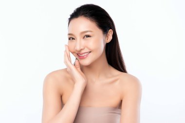 Temiz ciltli güzel bir Asyalı kadın. Yüz bakımı, yüz bakımı, kozmetik, güzellik ve sağlıklı cilt ve kozmetik konsepti, beyaz arka planda izole edilmiş kadın güzelliği.